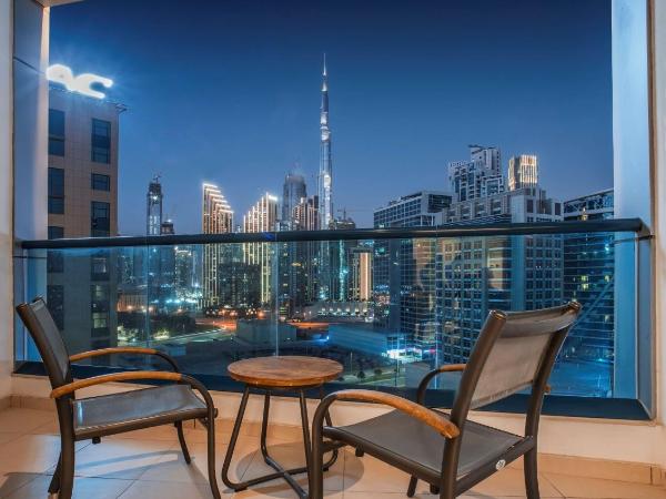 Radisson Blu Hotel, Dubai Waterfront : photo 1 de la chambre chambre premium avec balcon - vue sur burj khalifa