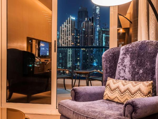 Radisson Blu Hotel, Dubai Waterfront : photo 5 de la chambre chambre premium avec balcon - vue sur burj khalifa