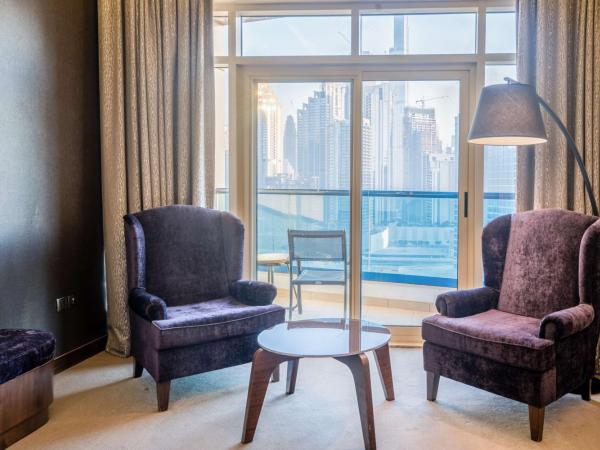 Radisson Blu Hotel, Dubai Waterfront : photo 8 de la chambre chambre premium avec balcon - vue sur burj khalifa