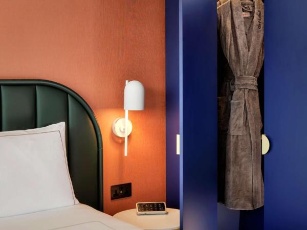 art'otel London Battersea Power Station, Powered by Radisson Hotels : photo 5 de la chambre chambre lit king-size plus art