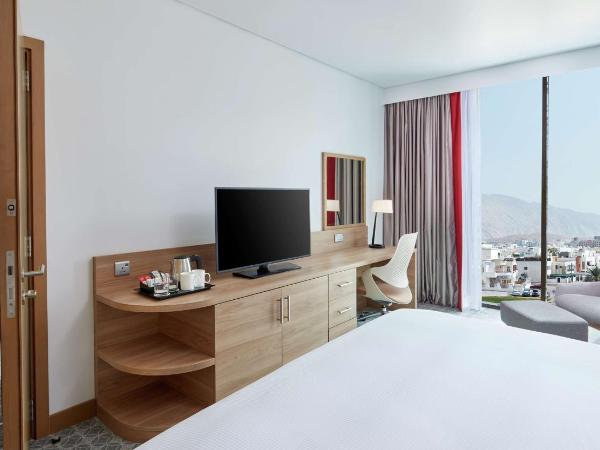 Hilton Garden Inn Muscat Al Khuwair : photo 1 de la chambre chambre lit king-size