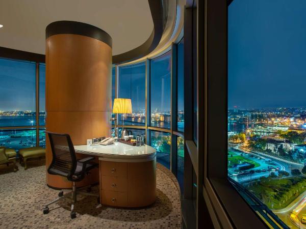 DoubleTree By Hilton Istanbul - Moda : photo 2 de la chambre chambre d'angle avec lit king-size - vue sur mer