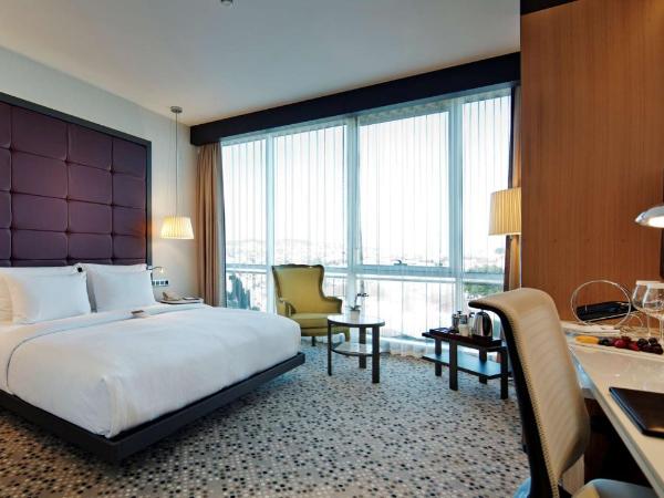 DoubleTree By Hilton Istanbul - Moda : photo 3 de la chambre chambre lit king-size - vue sur ville