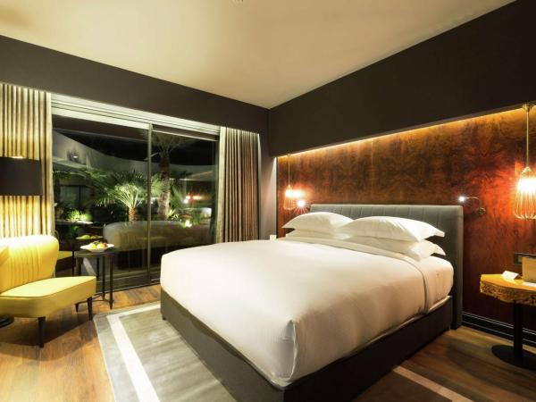 DoubleTree By Hilton Izmir Airport : photo 1 de la chambre chambre lit king-size supérieure