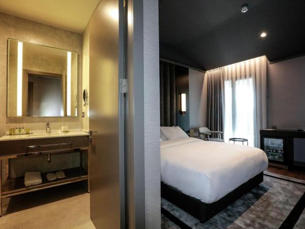 DoubleTree By Hilton Izmir Airport : photo 3 de la chambre chambre lit king-size