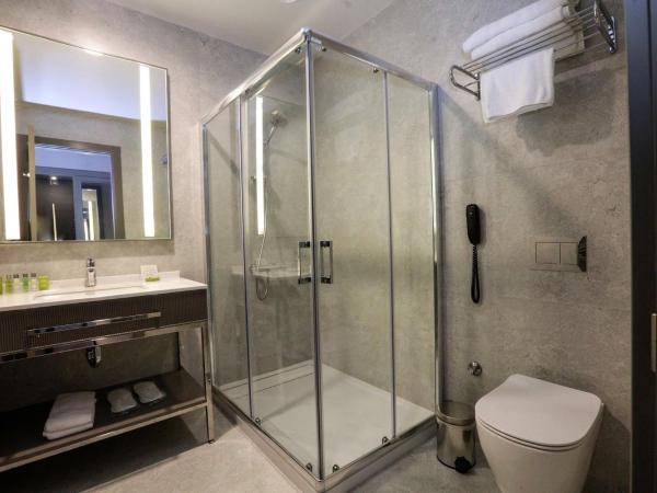 DoubleTree By Hilton Izmir Airport : photo 6 de la chambre chambre lit king-size