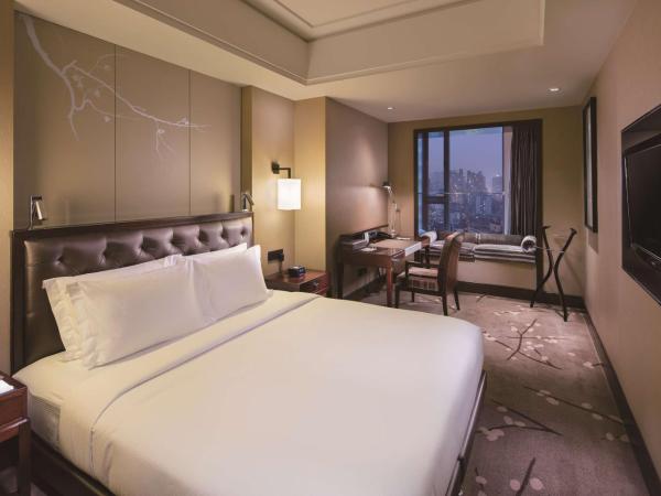 DoubleTree by Hilton Chongqing North : photo 2 de la chambre suite junior lit king-size avec coin salon