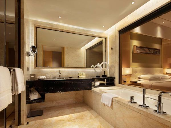 Hilton Dalian : photo 2 de la chambre chambre d’angle exécutive avec lit king-size - accès au salon