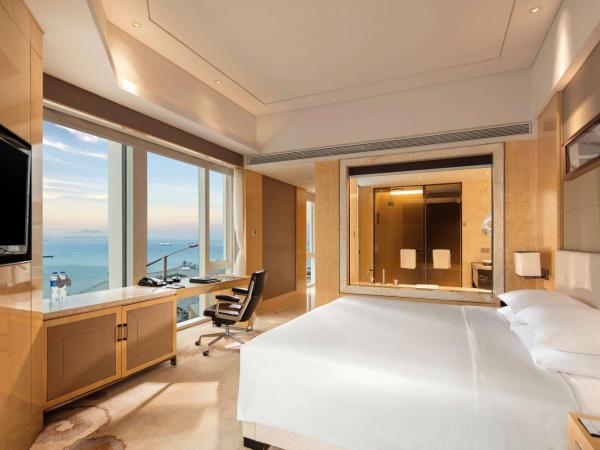 Hilton Dalian : photo 3 de la chambre chambre d’angle exécutive avec lit king-size - accès au salon