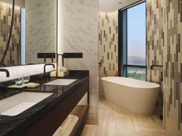Canopy By Hilton Hangzhou Jinsha Lake : photo 6 de la chambre suite premium lit king-size - vue sur lac