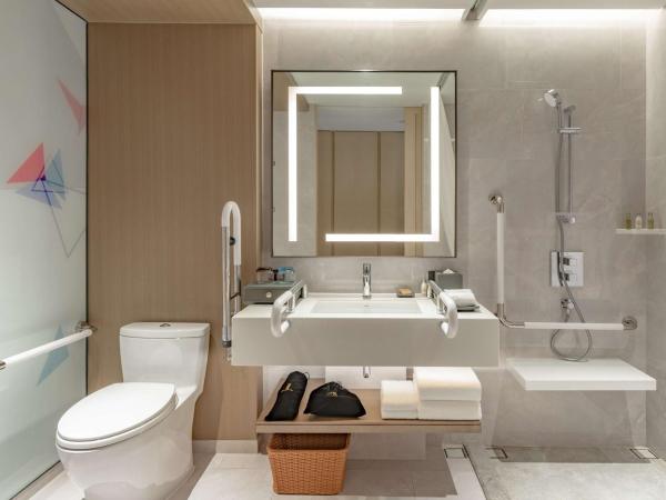 Hilton Garden Inn Shenzhen World Exhibition & Convention Center : photo 4 de la chambre chambre lit king-size - accessible aux personnes à mobilité réduite