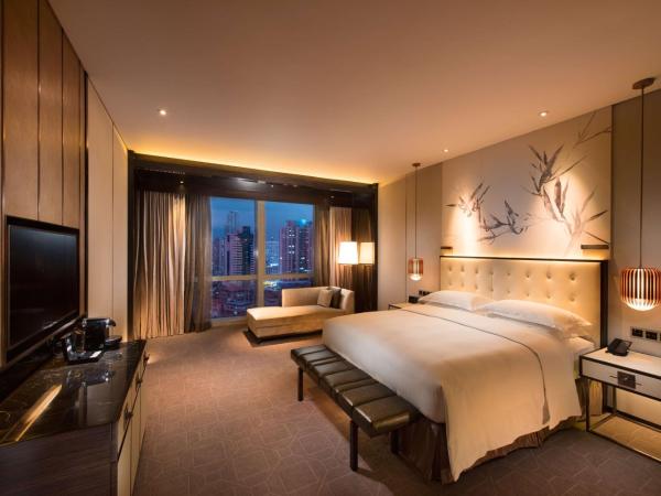 Hilton Shenzhen Futian, Metro Station at Hotel Front Door, Close to Futian Convention & Exhibition Center : photo 3 de la chambre suite 1 chambre lit king-size - accès au salon