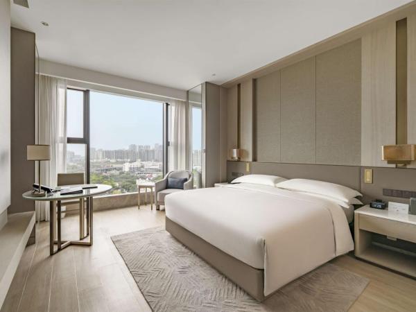 DoubleTree By Hilton Shenzhen Nanshan Hotel & Residences : photo 2 de la chambre king guest room- city view