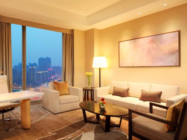 DoubleTree by Hilton Hangzhou East : photo 2 de la chambre suite lit king-size deluxe - accès au salon