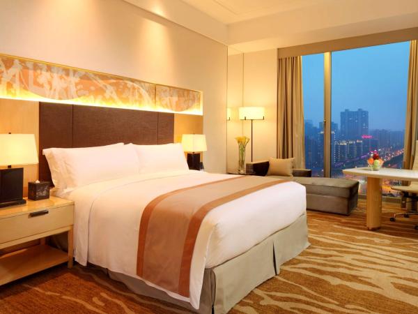 DoubleTree by Hilton Hangzhou East : photo 2 de la chambre chambre lit king-size exéctive - accès au salon