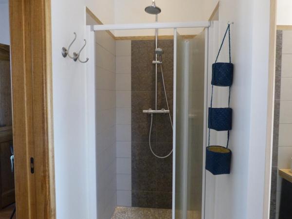 Gîte du Pagoulin - Chambres d'hôtes : photo 6 de la chambre chambre double ou lits jumeaux avec salle de bains privative