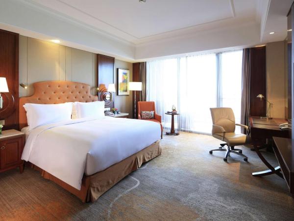 DoubleTree by Hilton Ningbo - Chunxiao : photo 1 de la chambre chambre lit king-size avec balcon - accessible aux personnes à mobilité réduite