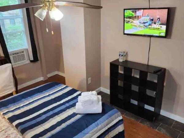 Home near University City : photo 2 de la chambre chambre lit queen-size avec salle de bains commune