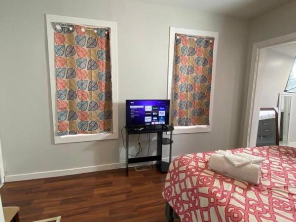 Home near University City : photo 2 de la chambre chambre double avec salle de bains privative extérieure