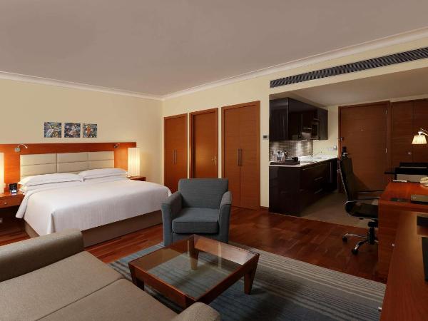 Hilton Bangalore Embassy GolfLinks : photo 5 de la chambre deluxe king room with pool or golf view