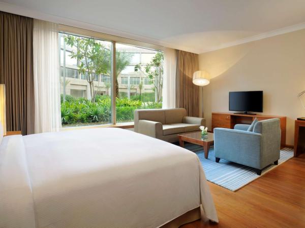 Hilton Bangalore Embassy GolfLinks : photo 3 de la chambre deluxe king room with pool or golf view