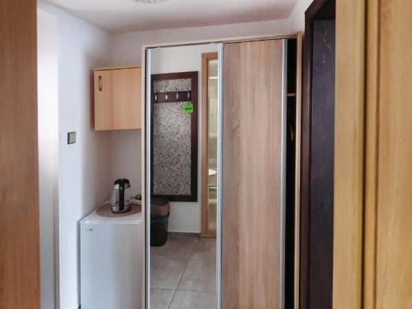 Pension Clara : photo 5 de la chambre chambre double deluxe avec lit d'appoint