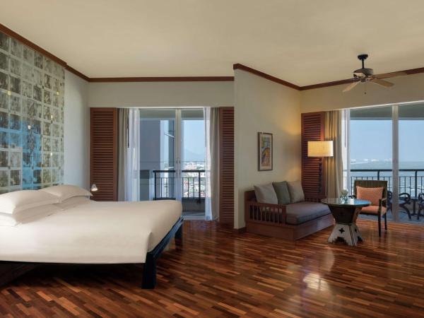Hilton Hua Hin Resort & Spa : photo 1 de la chambre suite junior avec lit king-size et vue sur l'océan