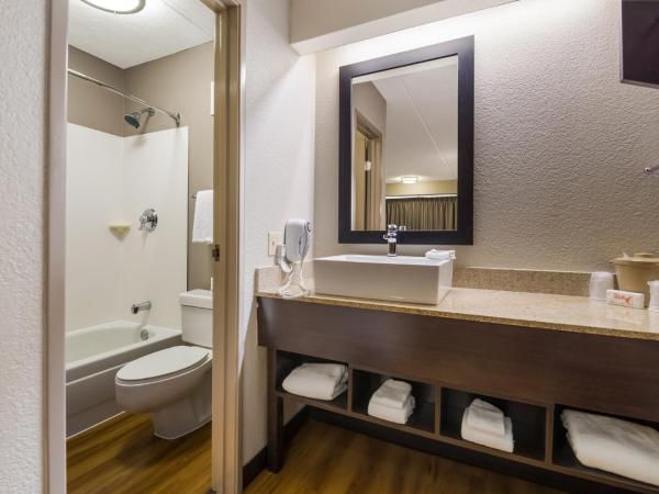 Red Roof Inn PLUS+ Nashville Airport : photo 4 de la chambre chambre deluxe avec 2 lits doubles - non-fumeurs