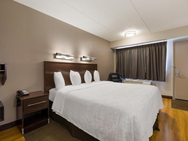 Red Roof Inn PLUS+ Nashville Airport : photo 3 de la chambre chambre lit king-size deluxe - accessible aux personnes à mobilité réduite - non-fumeurs