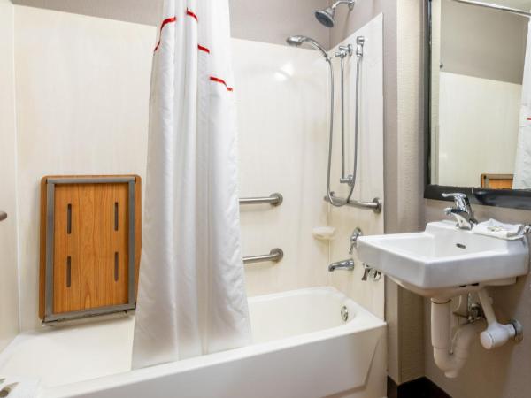 Red Roof Inn PLUS+ Nashville Airport : photo 4 de la chambre chambre premium lit king-size pour personnes à mobilité réduite - non-fumeurs (literie surclassée et collation)