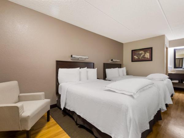 Red Roof Inn PLUS+ Nashville Airport : photo 1 de la chambre chambre premium avec 2 lits doubles - non-fumeurs - literie surclassée et collation