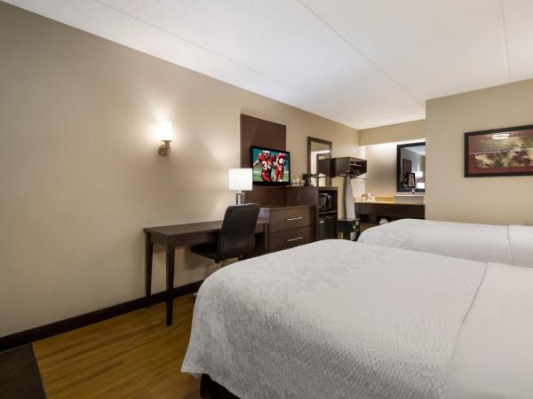 Red Roof Inn PLUS+ Nashville Airport : photo 3 de la chambre chambre deluxe avec 2 lits doubles - non-fumeurs