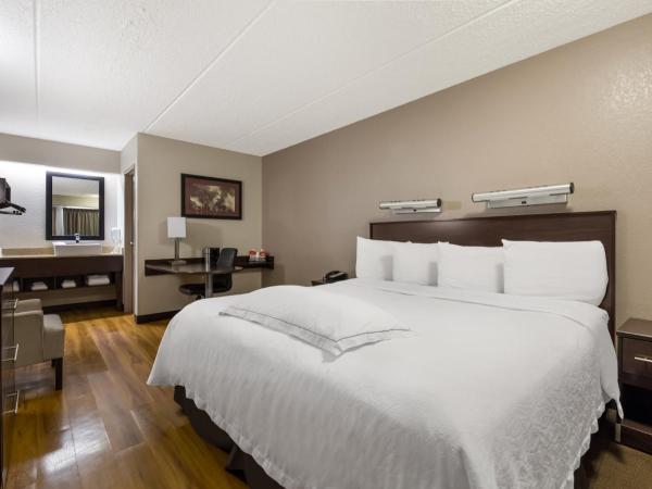Red Roof Inn PLUS+ Nashville Airport : photo 2 de la chambre chambre premium lit king-size - non-fumeurs - literie surclassée et collation