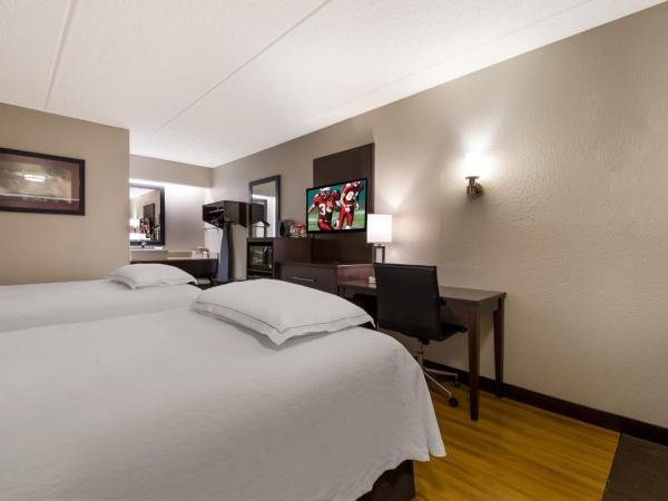 Red Roof Inn PLUS+ Nashville Airport : photo 2 de la chambre chambre premium avec 2 lits doubles - non-fumeurs - literie surclassée et collation