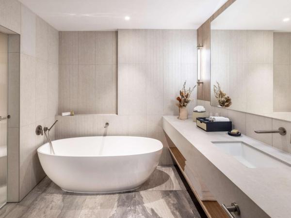 Doubletree By Hilton Karaka : photo 5 de la chambre suite deluxe avec lit king-size