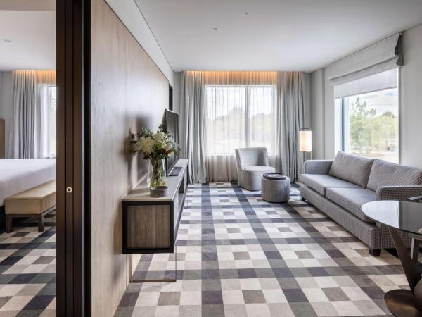 Doubletree By Hilton Karaka : photo 4 de la chambre suite deluxe avec lit king-size