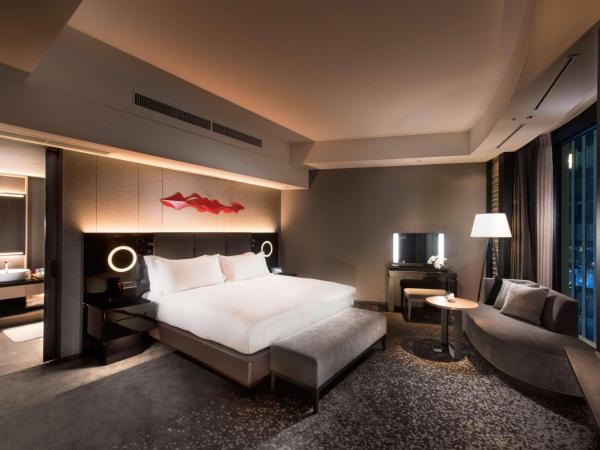 Conrad Osaka : photo 3 de la chambre suite lit king-size d'angle exécutive