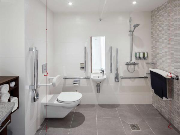 Hampton By Hilton Belfast City Centre : photo 4 de la chambre chambre lit queen-size pour personnes à mobilité réduite - non-fumeurs