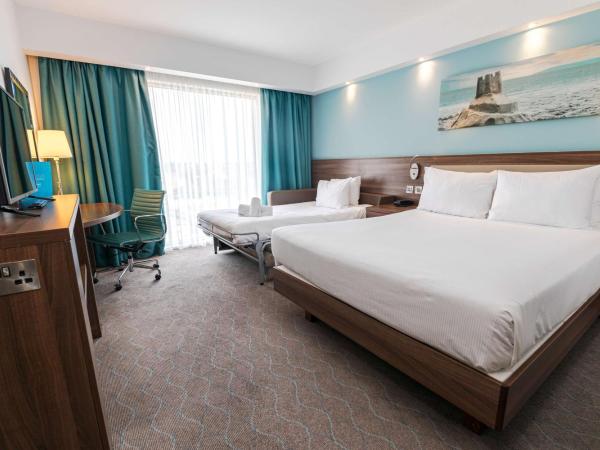 Hampton by Hilton Bournemouth : photo 1 de la chambre chambre familiale avec lit queen-size