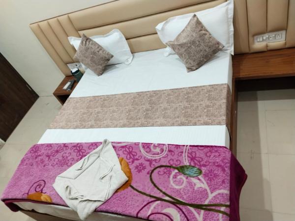 Hotel Siddhi Vinayak : photo 10 de la chambre chambre supérieure lit queen-size