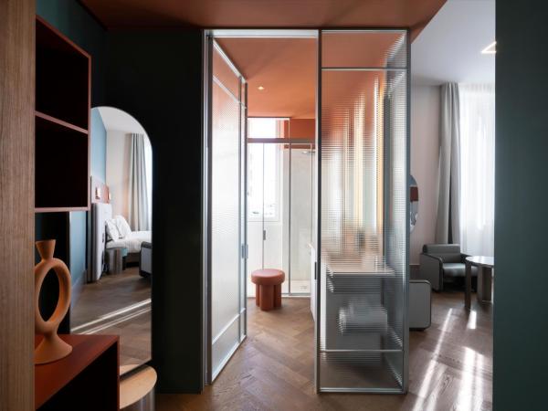 Palazzo Tirso MGallery Cagliari : photo 6 de la chambre chambre lit queen-size de luxe - vue sur baie