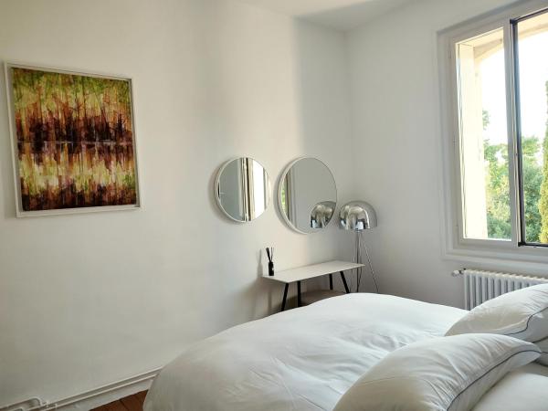 Bastide Castella : photo 3 de la chambre chambre lit queen-size - vue sur jardin