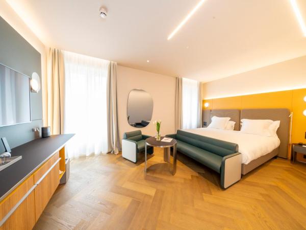 Palazzo Tirso MGallery Cagliari : photo 7 de la chambre chambre lit queen-size de luxe - vue sur baie