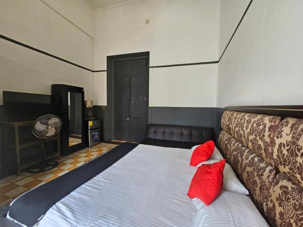 Central Downtown Guadalajara : photo 1 de la chambre chambre double ou lits jumeaux avec balcon