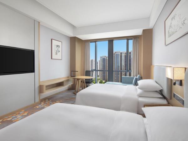 Courtyard by Marriott Hangzhou Xiaoshan : photo 2 de la chambre chambre premium avec 2 lits queen-size - vue sur ville