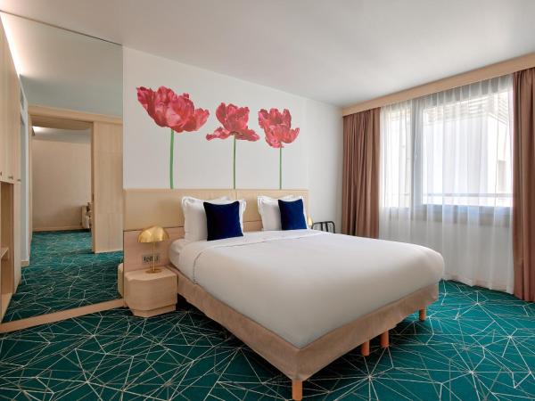 Golden Tulip Warszawa Centrum : photo 1 de la chambre suite junior avec 1 lit king-size