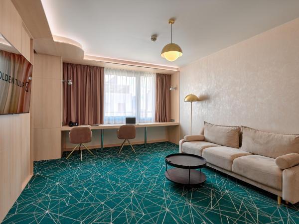 Golden Tulip Warszawa Centrum : photo 4 de la chambre suite junior avec 1 lit king-size