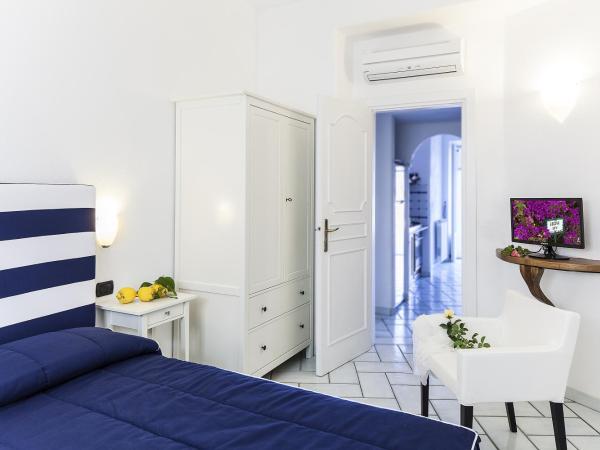 Ischia Blu Resort : photo 10 de la chambre  appartement 2 chambres classique avec vue sur la mer