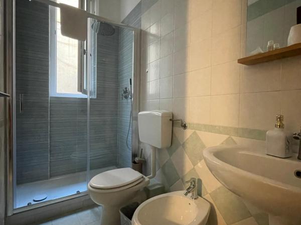 Hotel Roma 62 : photo 3 de la chambre chambre simple avec salle de bains privative