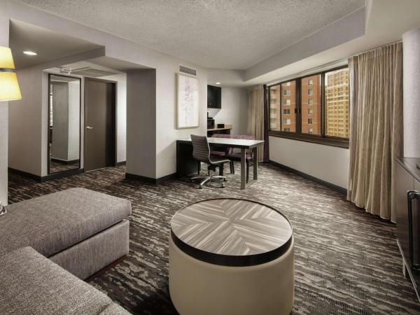 Embassy Suites by Hilton Crystal City National Airport : photo 2 de la chambre two-room executive king room with work corner